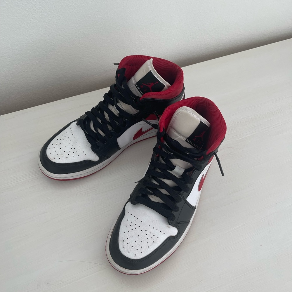 Nike Mens Auir Jordan 1 Mid Sneaker